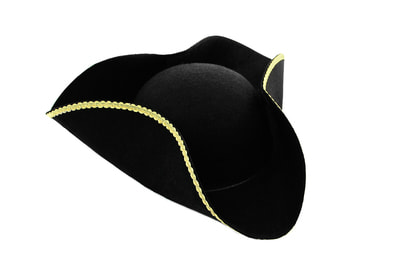 Фото Пиратская шляпа-треуголка с золотой каймой взрослая